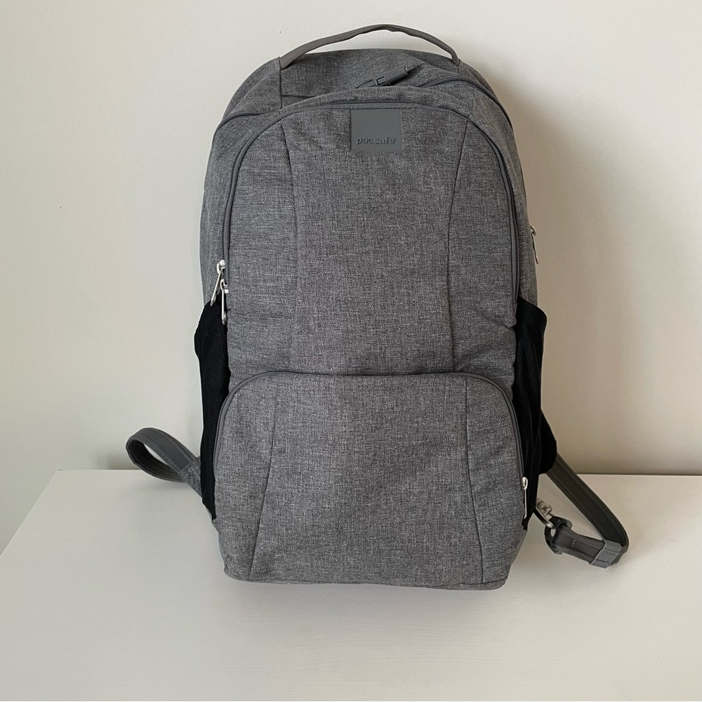 UGC Metrosafe LS450 Anti-Theft 25L Backpack